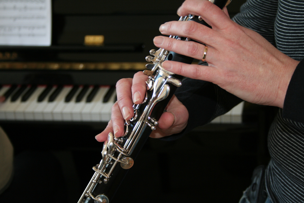 Close-up af mandehænder der spiller på klarinet