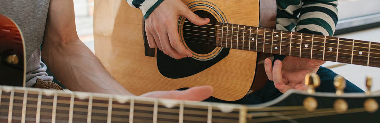 Close-up av gitaristen som spiller
